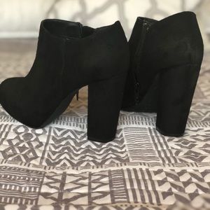 Nine West black ankle cut bootie. (Size 6)